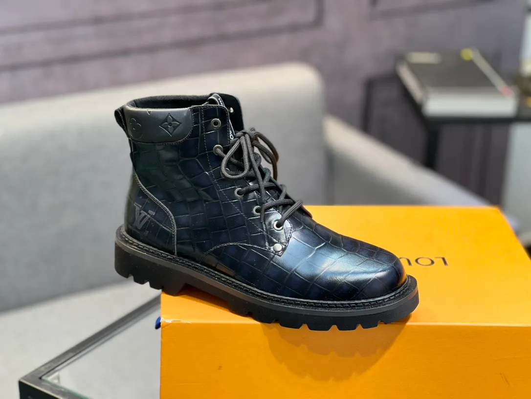 Men's shoes 💰900 L Home - the latest LV men's business casual boots, luxury and nobility are a must, all made of imported original first-layer cowhide, just to create a more comfortable wearing experience, ➕top imported water-dyed full cow lining, original high wear-resistant outsole! 👏👏 Size: Male 39-44; (38 45 46 customized)